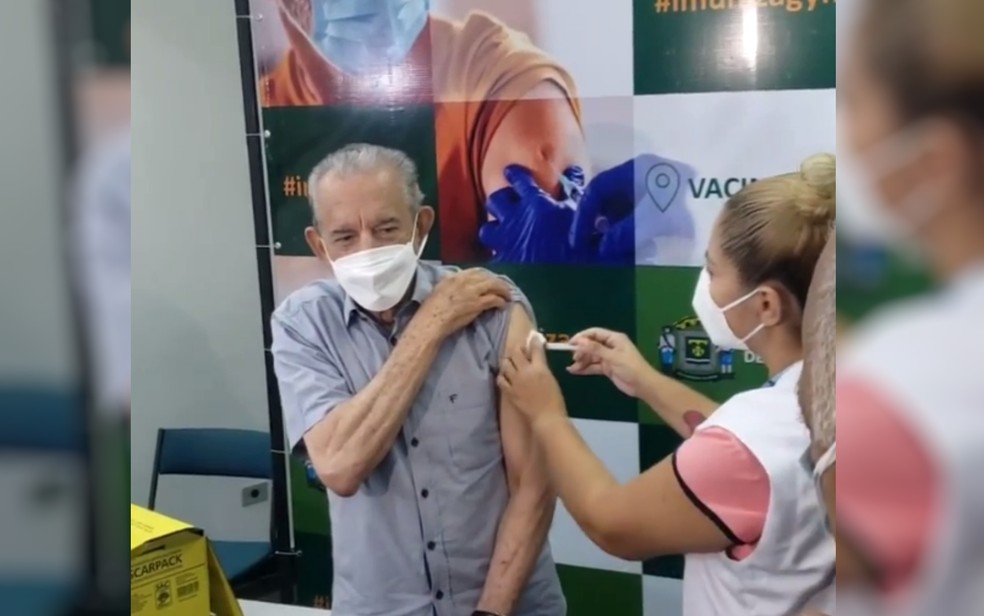 Iris Rezende, em fevereiro,  ao ser vacinado contra a Covid, em Goiânia — Foto: Reprodução/Instagram
