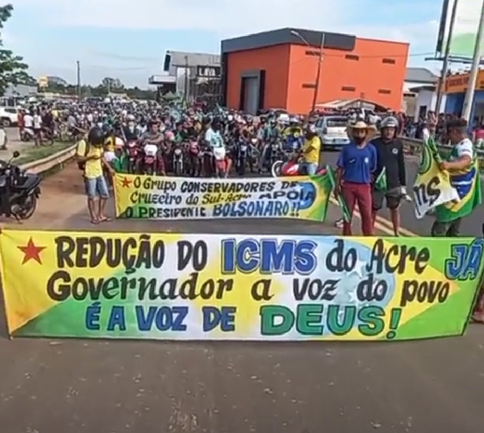 CRUZEIRO DO SUL (AC) - Concentração se formou na Ponte da União em Cruzeiro do Sul — Foto: Reprodução