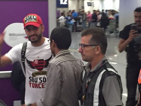 Terceiro reforço do ano, Romulo chega ao Rio nos braços da torcida