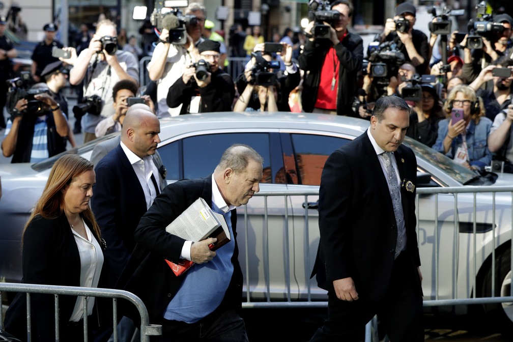 Harvey Weinstein se entrega para a polícia de Nova York (Foto: AP Photo/Julio Cortez)