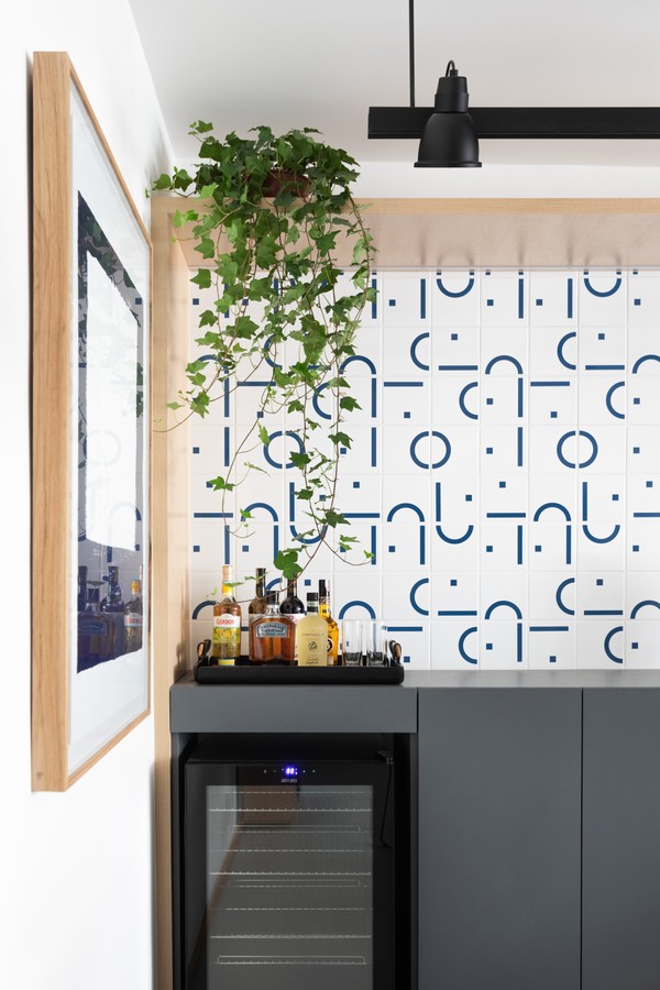 100 m² com marcenaria colorida e painel de azulejos na sala (Foto: Isabela Mayer)