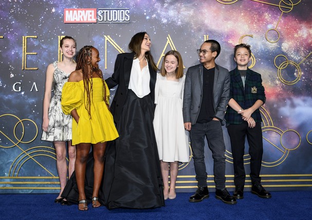 LONDON, ENGLAND - OCTOBER 27:  (L-R) Shiloh Jolie-Pitt, Zahara Jolie-Pitt, Angelina Jolie, Vivienne Jolie-Pitt, Maddox Jolie-Pitt and Knox Jolie-Pitt attending the UK Gala screening of Marvel Studios' "Eternals" at BFI IMAX Waterloo on October 27, 2021 in (Foto: Gareth Cattermole/Getty Images f)