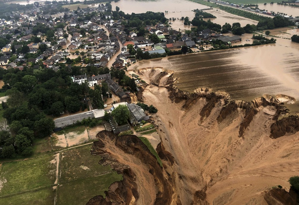 Chuvas causam inundações gigantescas na cidade de Erftstadt, na Alemanha. Foto fornecida pelo governo do distrito de Colônia em 16 de julho de 2021. — Foto: Rhein-Erft-Kreis via AP