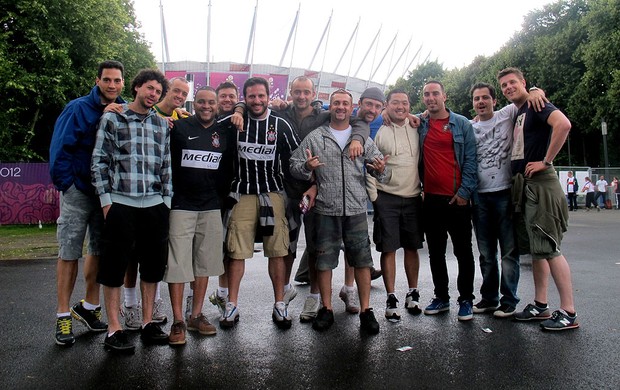 Grupo de 11 brasileiros, com reforço de um polonês e um português, em frente ao estádio nacional de varsóvia eurocopa (Foto: Marcos Felipe / Globoesporte.com)