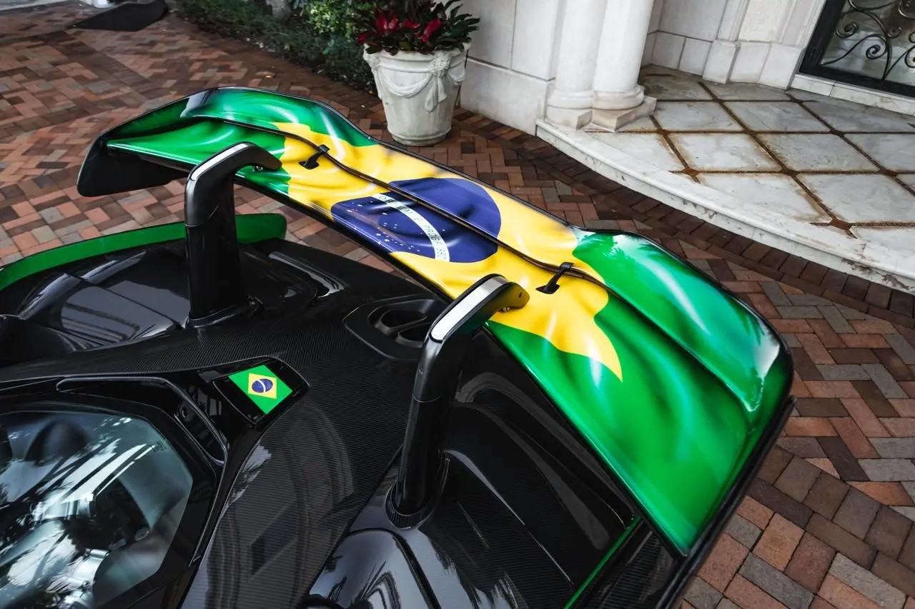 Único McLaren Senna que homenageia vitória do piloto no GP Brasil de