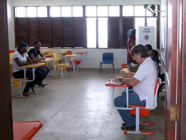 Mesários recebem material de votação para as eleições em Balsas