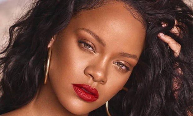 Maior fatia da fortuna de Rihanna vem da empresa de cosméticos Fenty Beauty (Foto: Divulgação)