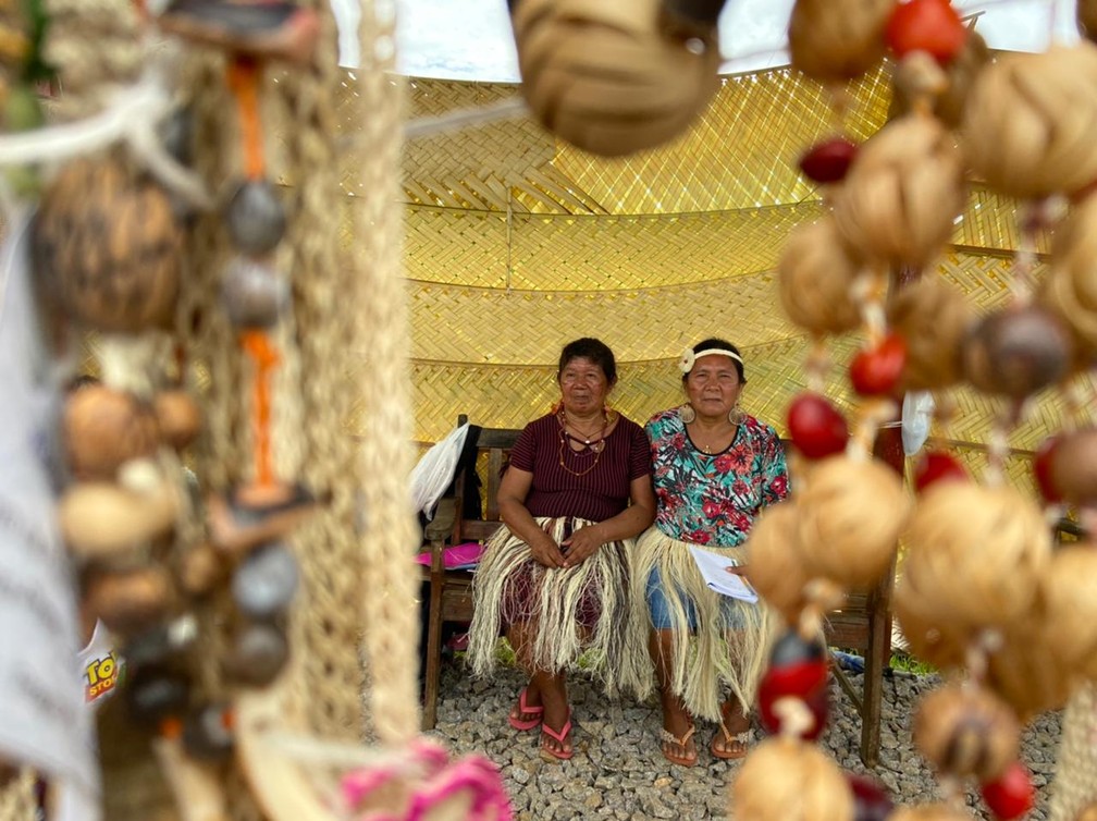 CALHA NORTE - Maria Gonçalves Cruz, de 62 anos (a esquerda) vive do artesanato que vende na Terra Indígena Iauaretê, no Amazonas.  — Foto: Mayara Subtil/Rede Amazônica