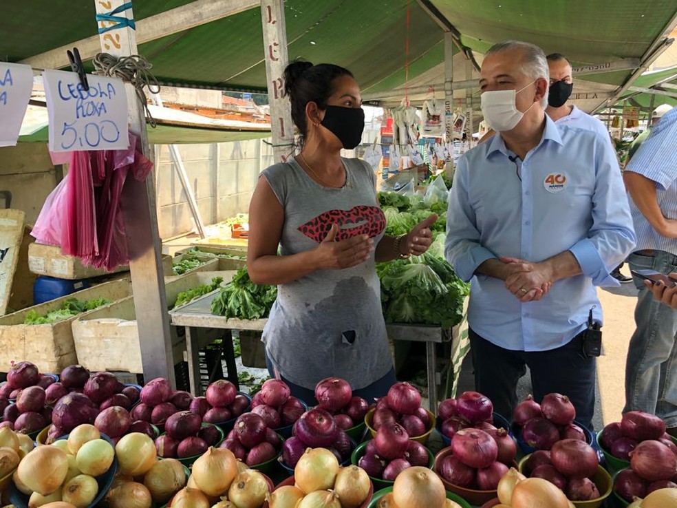 Márcio França conversa com feirantes em Cidade Ademar, Zona Sul de São Paulo, na manhã de 2 de outubro — Foto: Paula Paiva Paulo/G1