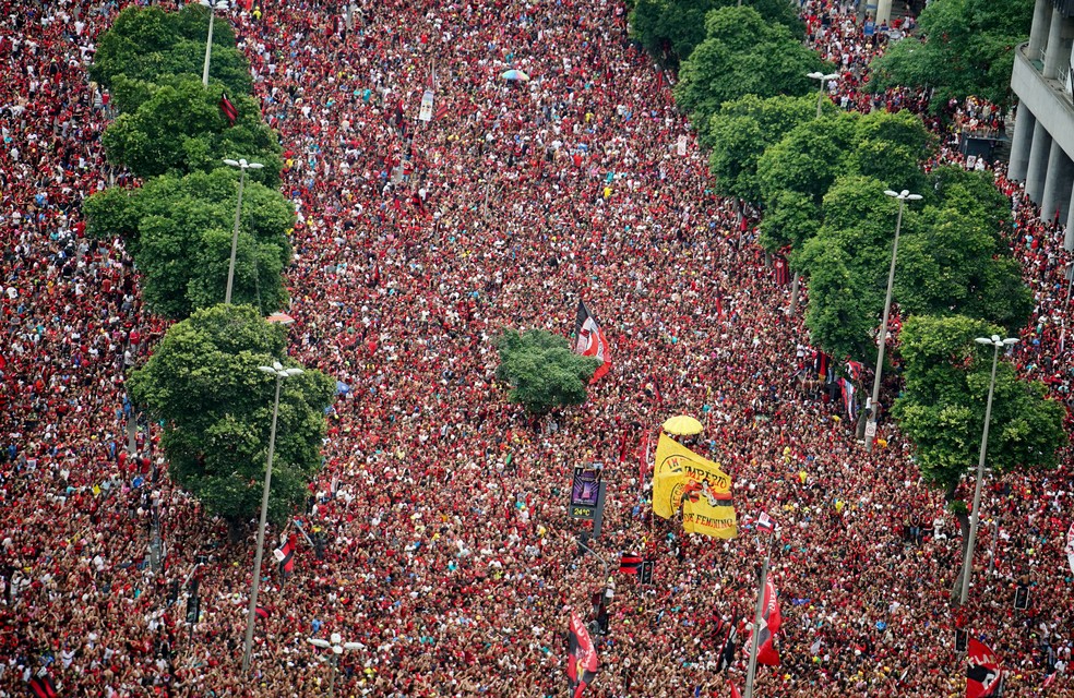 Torcida do Flamengo lota a Avenida Presidente Vargas, no centro do Rio — Foto: Marcos Serra Lima/G1