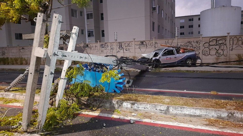 Motorista perdeu o controle e colidiu em poste ao fugir de uma tentativa de assalto em Fortaleza. — Foto: Arnaldo Araújo/ SVM