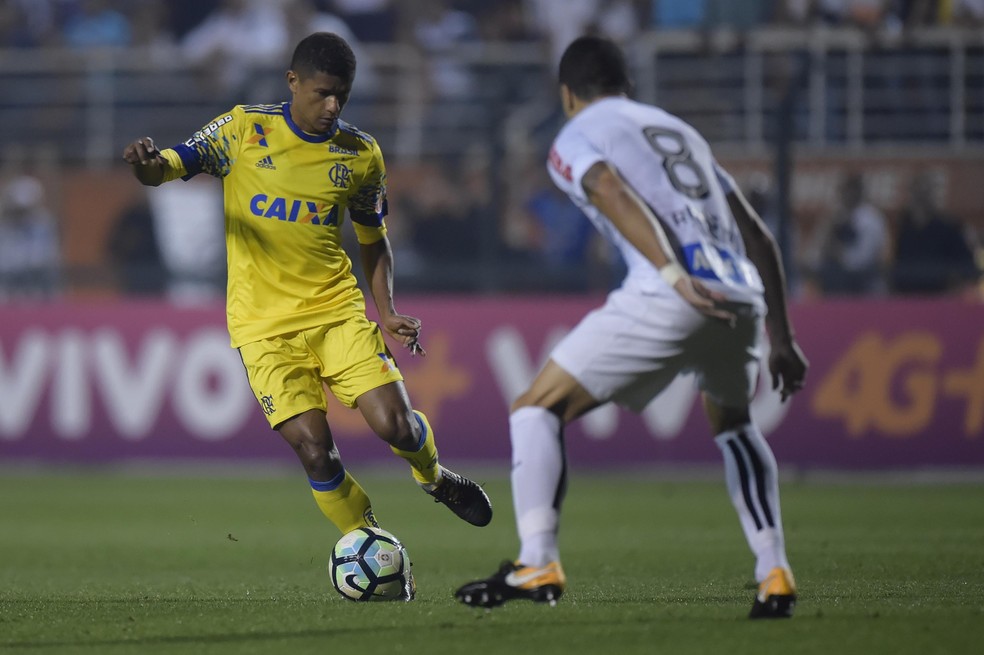 Márcio Araújo errou na tentative de desarmar Alison e viu o camisa 5 santista acertar belo chute de fora da área (Foto: Gilvan de Souza/Flamengo)