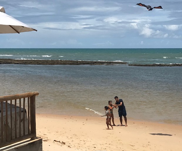 Lair Rennó na Praia do Mucugê com as filhas (Foto: Arquivo pessoal)