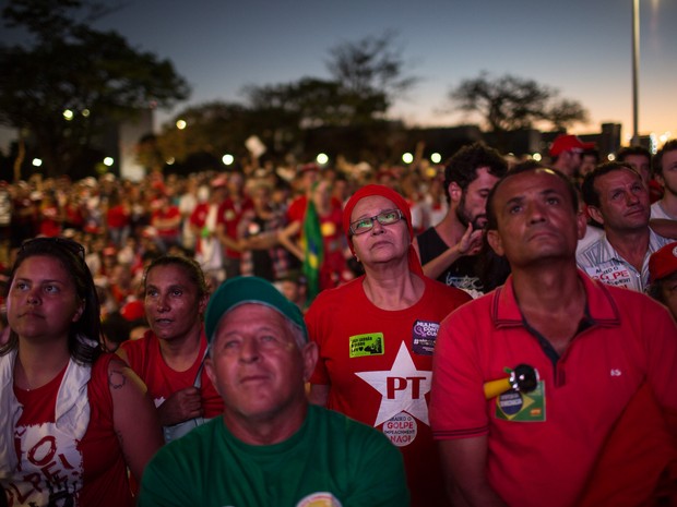 Manifestantes contrários ao impeachment da presidente Dilma Rousseff acompanham a votação na Esplanada dos Ministérios, em Brasília (Foto: Felipe Dana/AP)