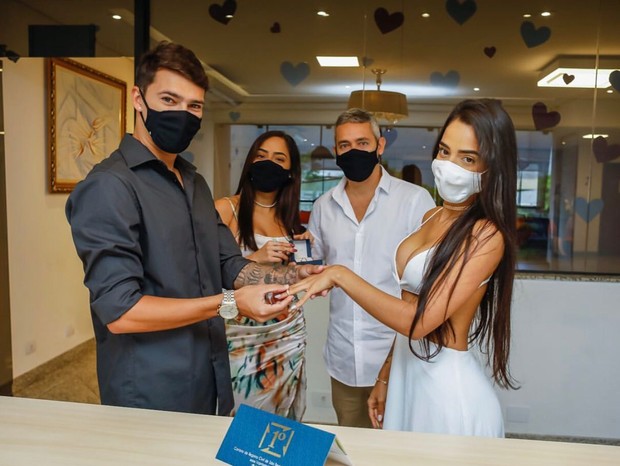 Mirella Santos e o surfista Gabriel Farias se casam com Mariely Santos, irmã da noiva, e Ricardo Faris, pai do noivo, como testemunhas (Foto: Reprodução/Instagram)