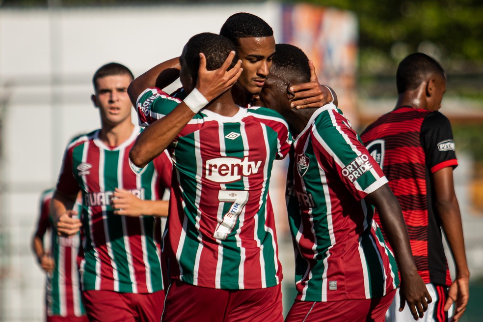 Jogadores do Fluminense comemoram gol contra o Flamengo no Brasileiro sub-17 — Foto: LEONARDO BRASIL/ FLUMINENSE FC