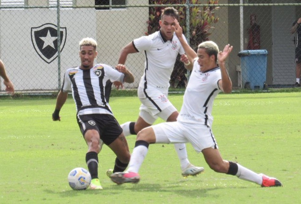 Botafogo e Corinthians empataram em 2 a 2 na ltima rodada da primeira fase do Brasileiro Sub-20  Foto: Nestor Ahrends / Botafogo