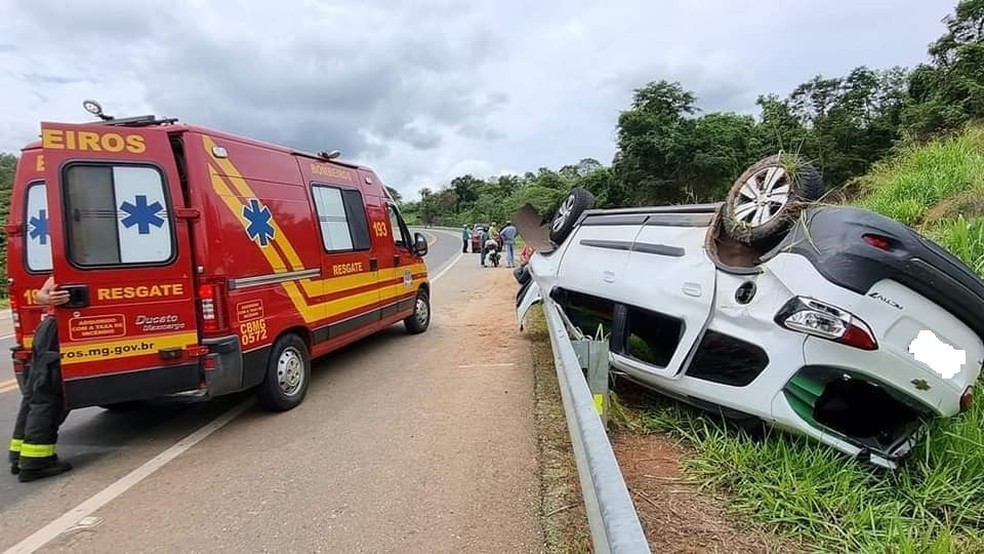 Casal e bebê ficam feridos depois de capotarem carro na BR-146, em Passos, MG — Foto: Polícia Militar Rodoviária