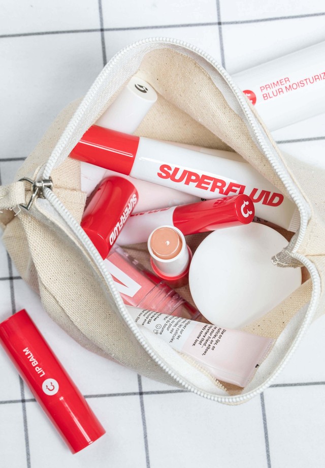 Uma seleção de produtos da Superfluid, que preza pela beleza na imperfeição. (Foto: Vogue Business )