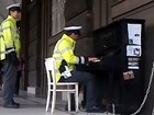 Policial vira hit ao tocar piano colocado em rua na República Tcheca