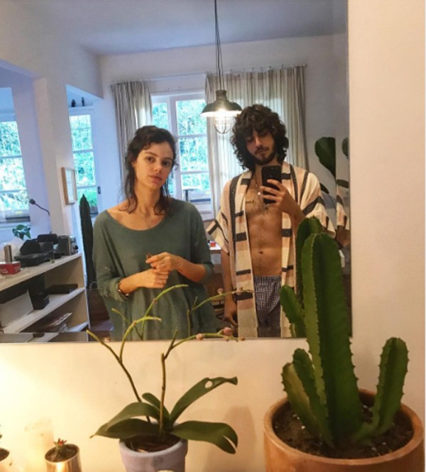 Laura Neiva e Chay Suede em clima de quem acabou de acordar (Foto: Reprodução Instagram)