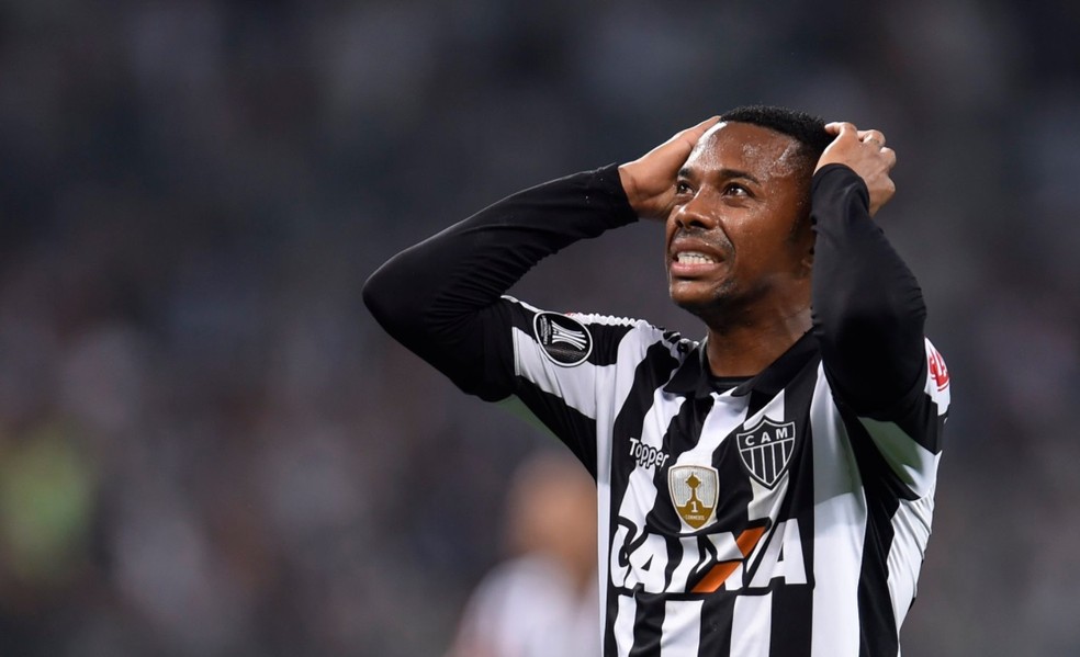 Robinho lamenta eliminação do Atlético-MG para o Jorge Willstermann — Foto: Divulgação/ Atlético-MG