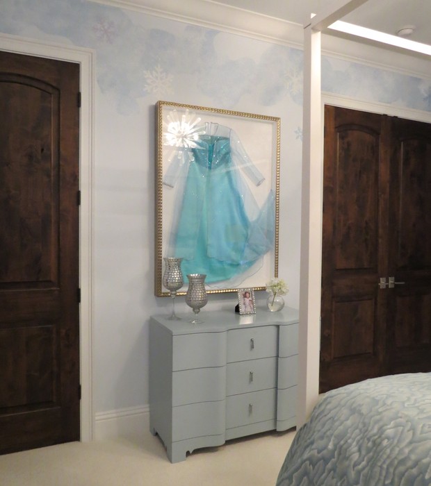 A fantasia usada pela filha do casal foi enquadrada para decorar o quarto (Foto: Stéphanie Durante)