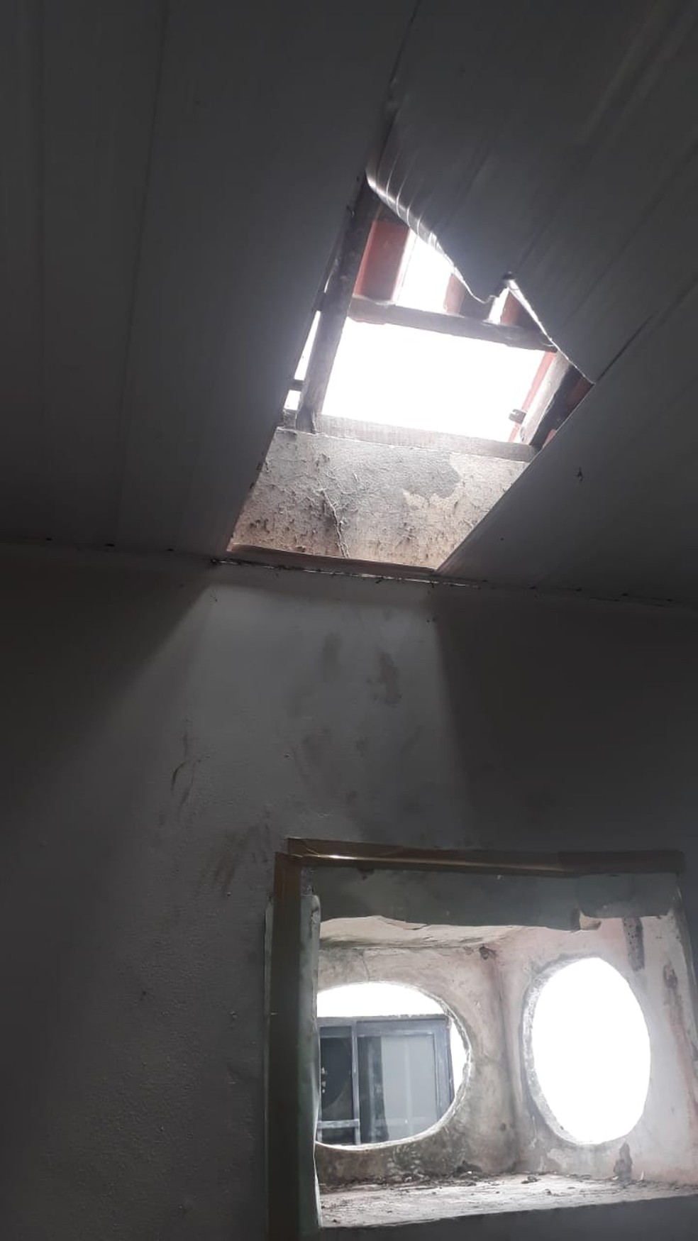 Suspeitos invadem universidade no Piauí por buraco no teto e roubam peças de ar condicionado e de computador — Foto: Divulgação/PM