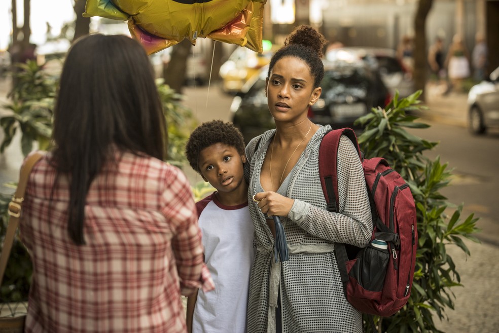 Cena de "Amor de mãe" com Thelma (Adriana Esteves) e Vitória (Taís Araujo) — Foto: Globo/ João Cotta