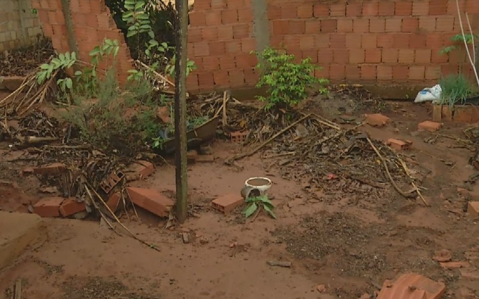 Casa é invadida por lama e tem muro quebrado, em  Luziânia — Foto: Reprodução/TV Anhanguera