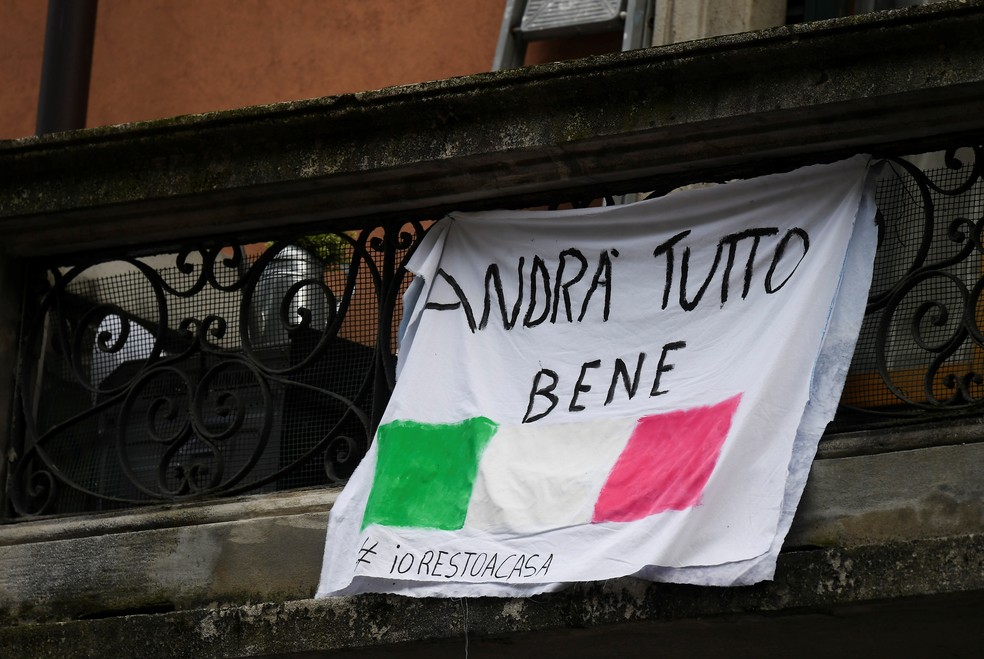 'Vai ficar tudo bem', diz faixa pendurada nesta sexta-feira (20) em janela de Milão, na Itália, durante política de isolamento para conter o novo coronavíurs — Foto: Daniele Mascolo/Reuters