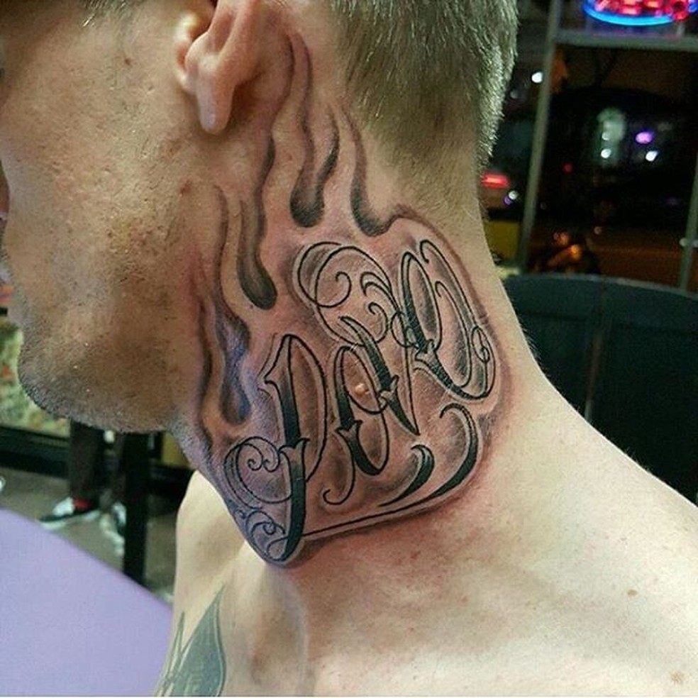 Aaron Carter faz tatuagem no pescoço. Veja o resultado! | Celebridades |  Glamour