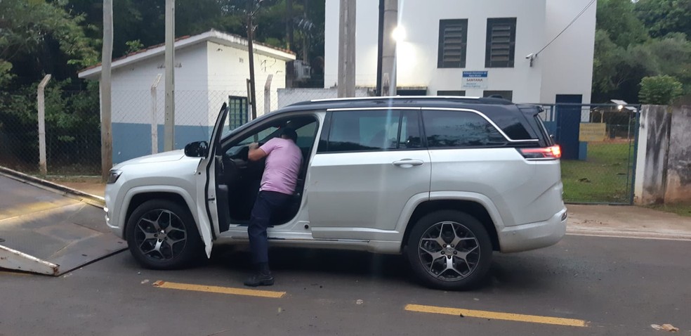 Carro da vítima foi guinchado após crime em São Pedro — Foto: Paulo Gonçalves/ EPTV