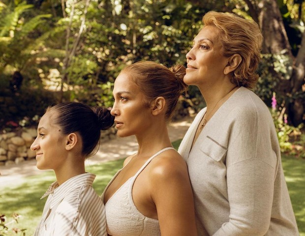 Jennifer Lopez posa com mãe e filha (Foto: Reprodução/Instagram @lacarba)
