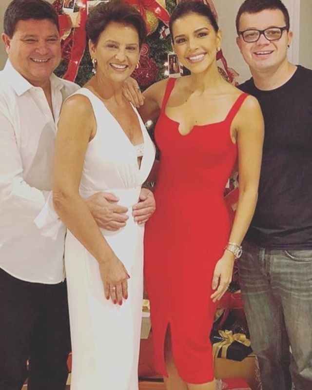 Mariana Rios com a família (Foto: Reprodução/Instagram)