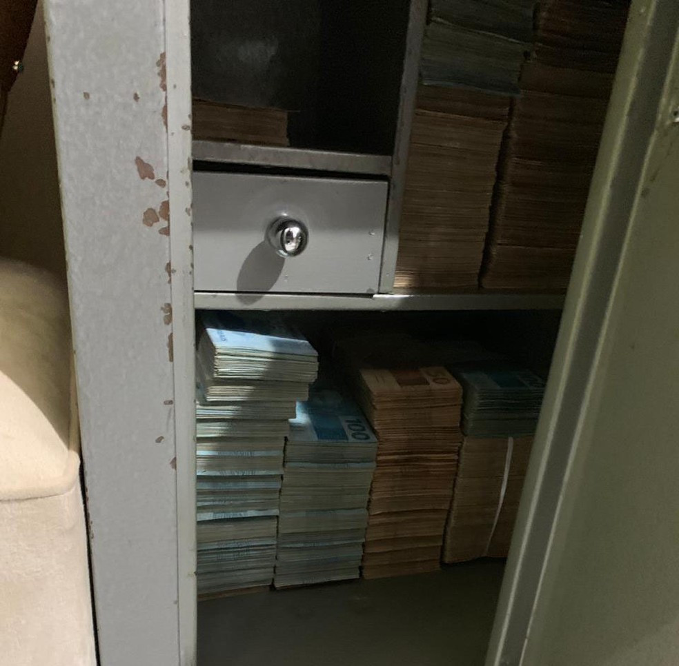 Grande quantidade de dinheiro foi apreendida durante a opera&ccedil;&atilde;o &mdash; Foto: Pol&iacute;cia Civil 
