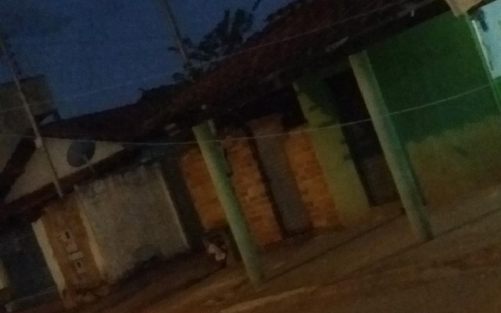 Fio solto em rua corta pescoço de motociclista, em Palmeiras de Goiás — Foto: Reprodução/TV Anhanguera