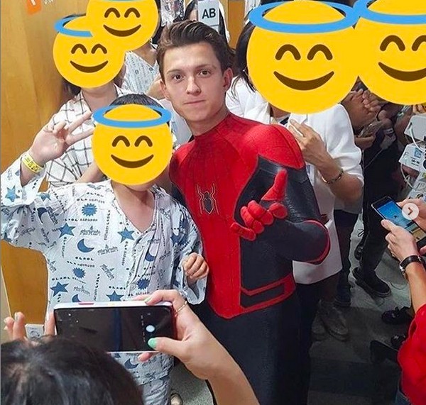 O ator Tom Holland como Homem-Aranha em visita ao Seoul National University Hospital (Foto: Instagram)