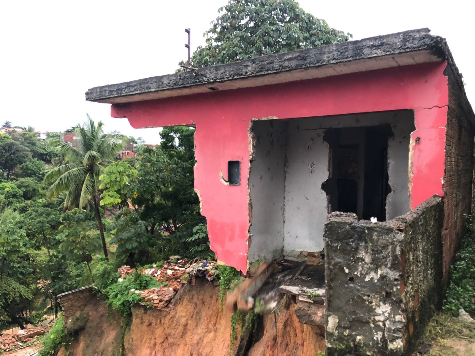 VÍDEO: Parte de casa desocupada desaba em barreira no São Jorge, Maceió