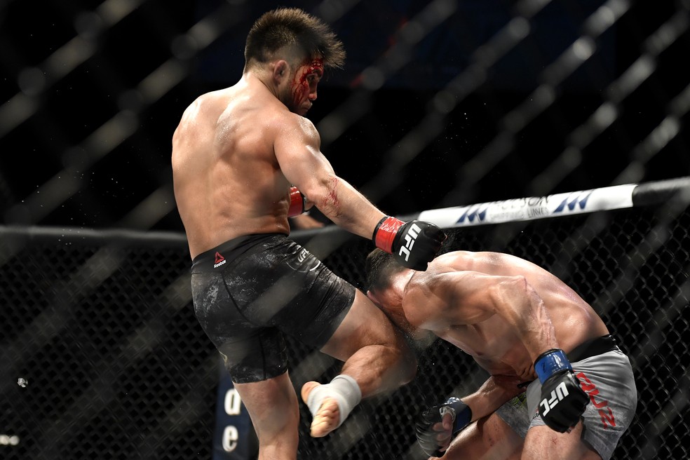 Henry Cejudo acerta a joelhada que derrubou Dominick Cruz no UFC 249 — Foto: Getty Images