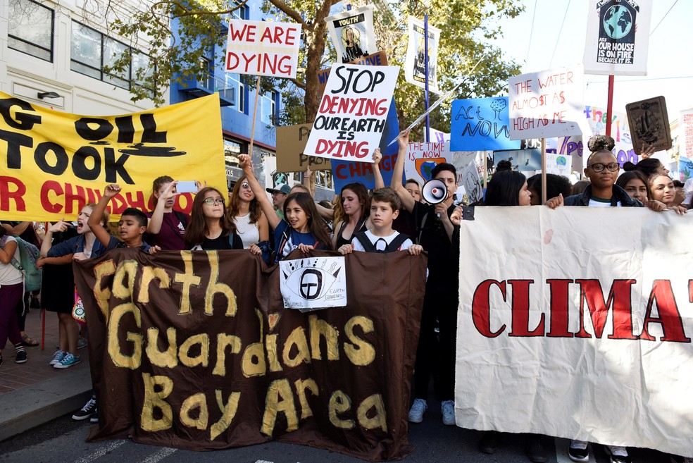Jovens manifestantes marcham pelo clima em rua de San Francisco, Estados Unidos, nesta sexta (20). — Foto: REUTERS/Kate Munsch