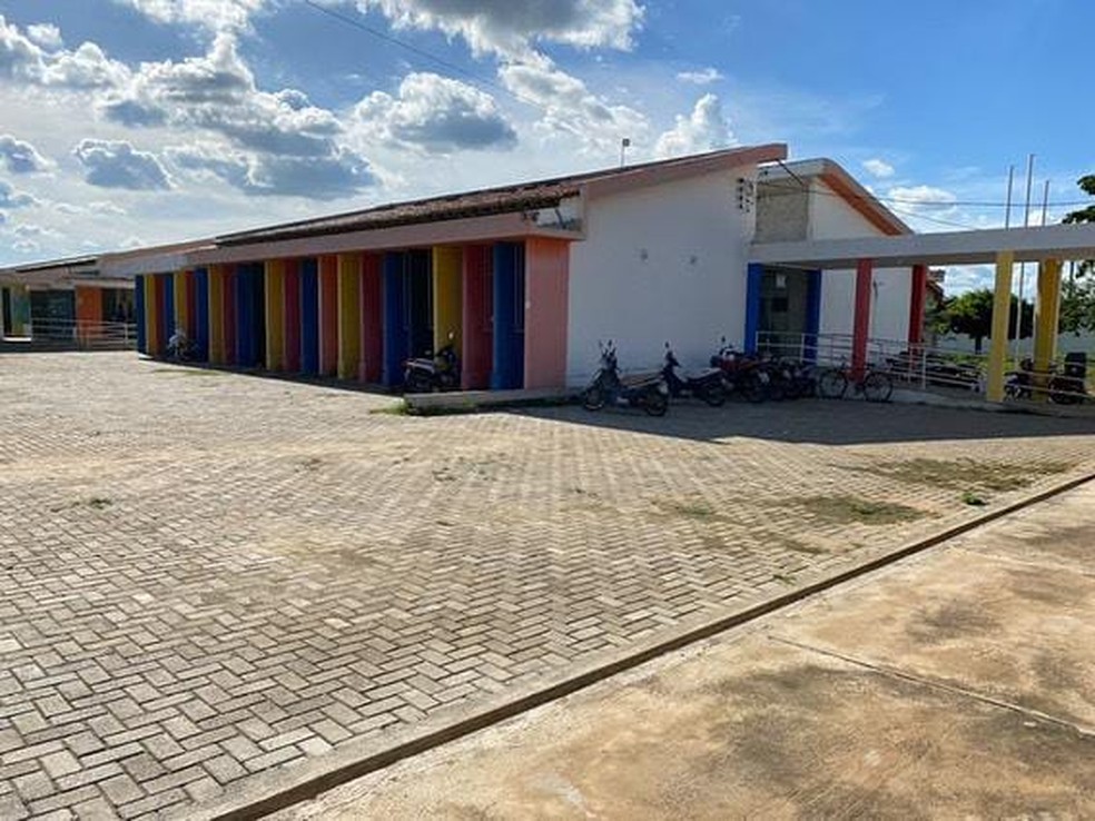 Escola onde aluno foi esfaqeuado em Sousa, no Sertão da Paraíba — Foto: Betto Silva / TV Paraíba