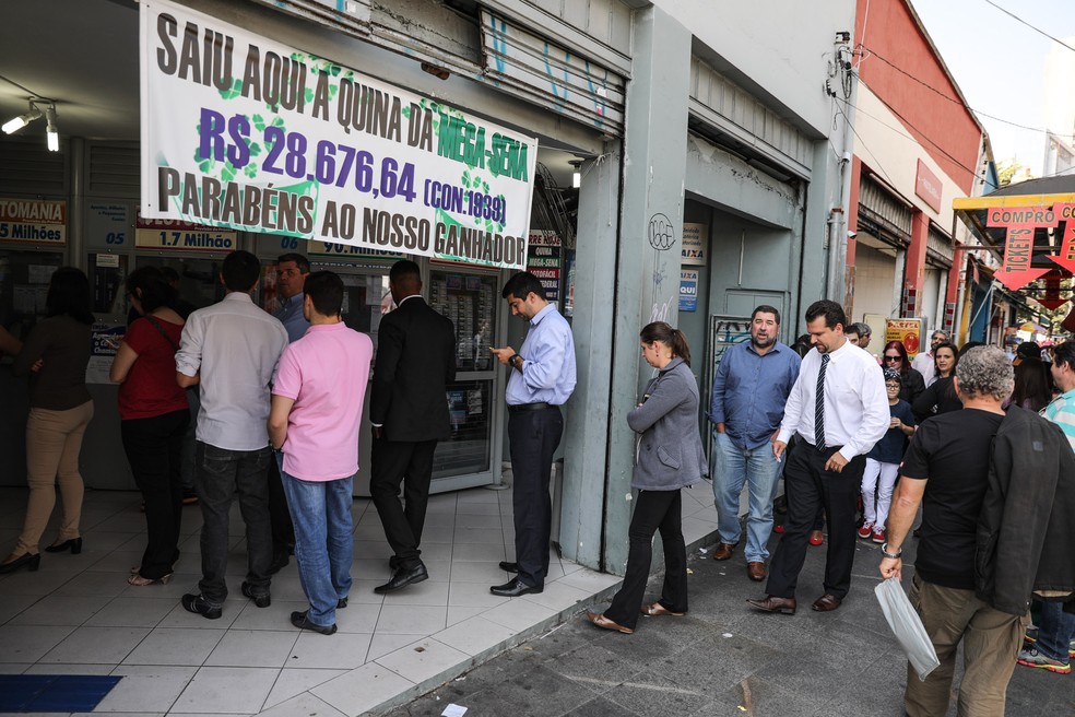 Fila em lotÃ©rica no Largo da Batata, na Zona Oeste de SÃ£o Paulo, em dia de sorteio da Mega-Sena acumulada em R$ 90 milhÃµes â Foto: FÃ¡bio Tito/G1