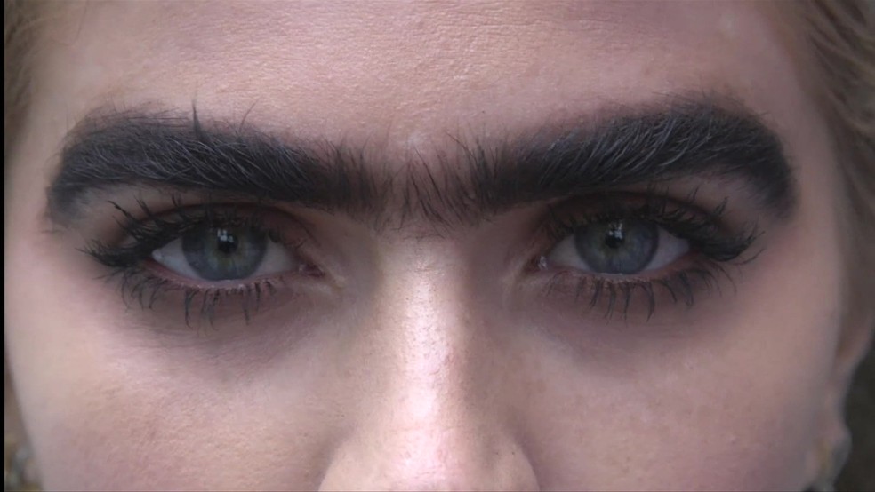 Sophia Hadjipanteli, a modelo que desafia estereótipos de beleza ostentando 'monocelha' (Foto: BBC)