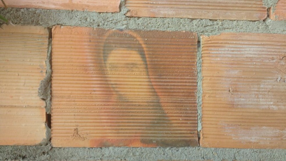Imagem que apareceu em tijolo se assemelha a figura de Nossa Senhora. (Foto: Islan de Gois Brito)