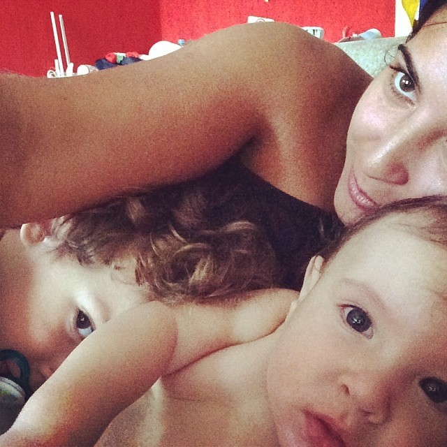 Priscila Pires com os filhos, Pietro e Gabriel (Foto: Reprodução/Instagram)