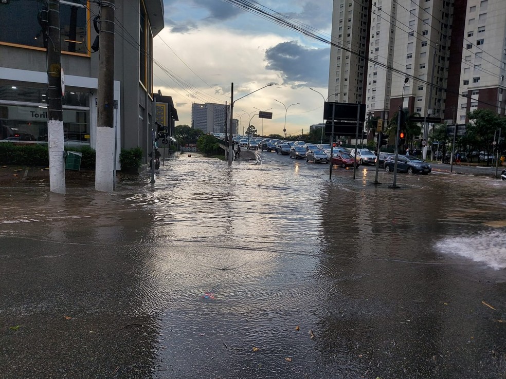 Alagamento na esquina das avenidas Francisco Matarazzo e Pompeia, na Zona Oeste de São Paulo, neste sábado (5) — Foto: Rodrigo Rodrigues/g1