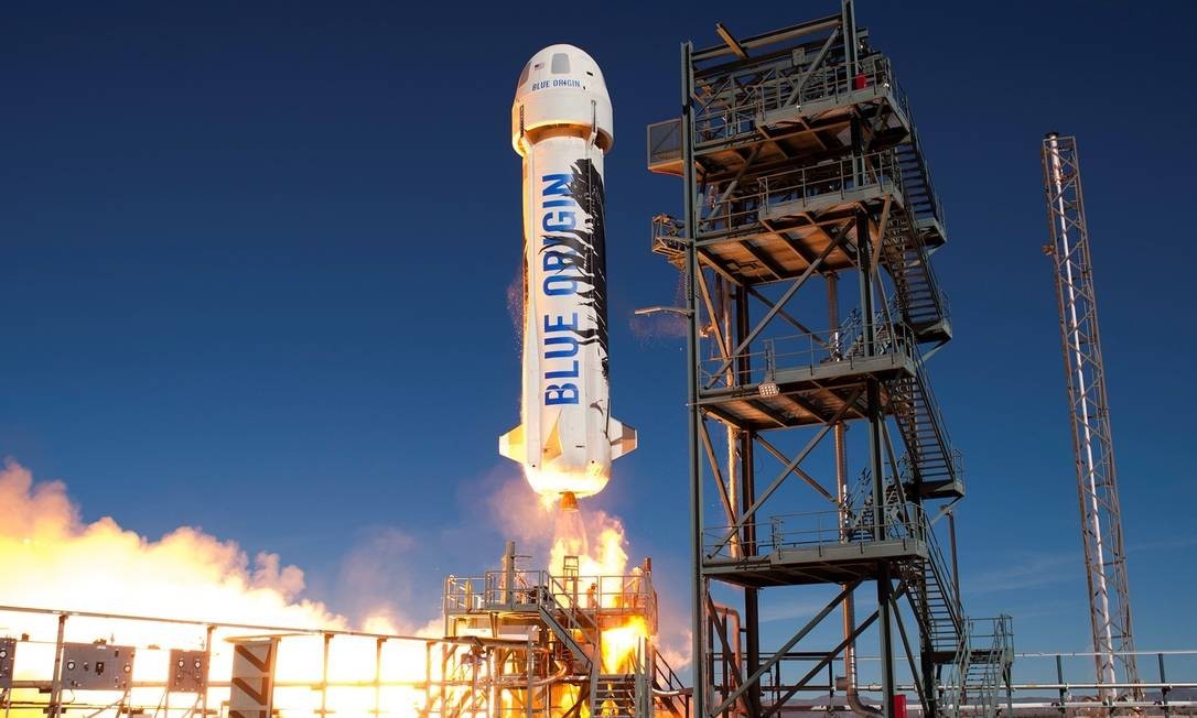 A Blue Origin, de Bezos, usou um foguete reutilizável, o New Shepard, para chegar ao espaço. O voo, realizado na terça-feira, dia 20 de julho, foi o primeiro da empresa com passageiros e sem piloto. Divulgação