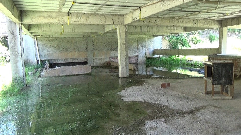 Água acumulada, falta de acabamento, materiais e equipamentos jogados na obra da Maternidade Brites de Albuquerque, em Olinda (Foto: Reprodução/TV Globo)