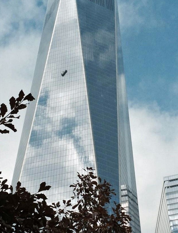Estrutura ficou pendurada do lado externo do WTC (Foto: Reprodução/Twitter/Martin-S. Abel)